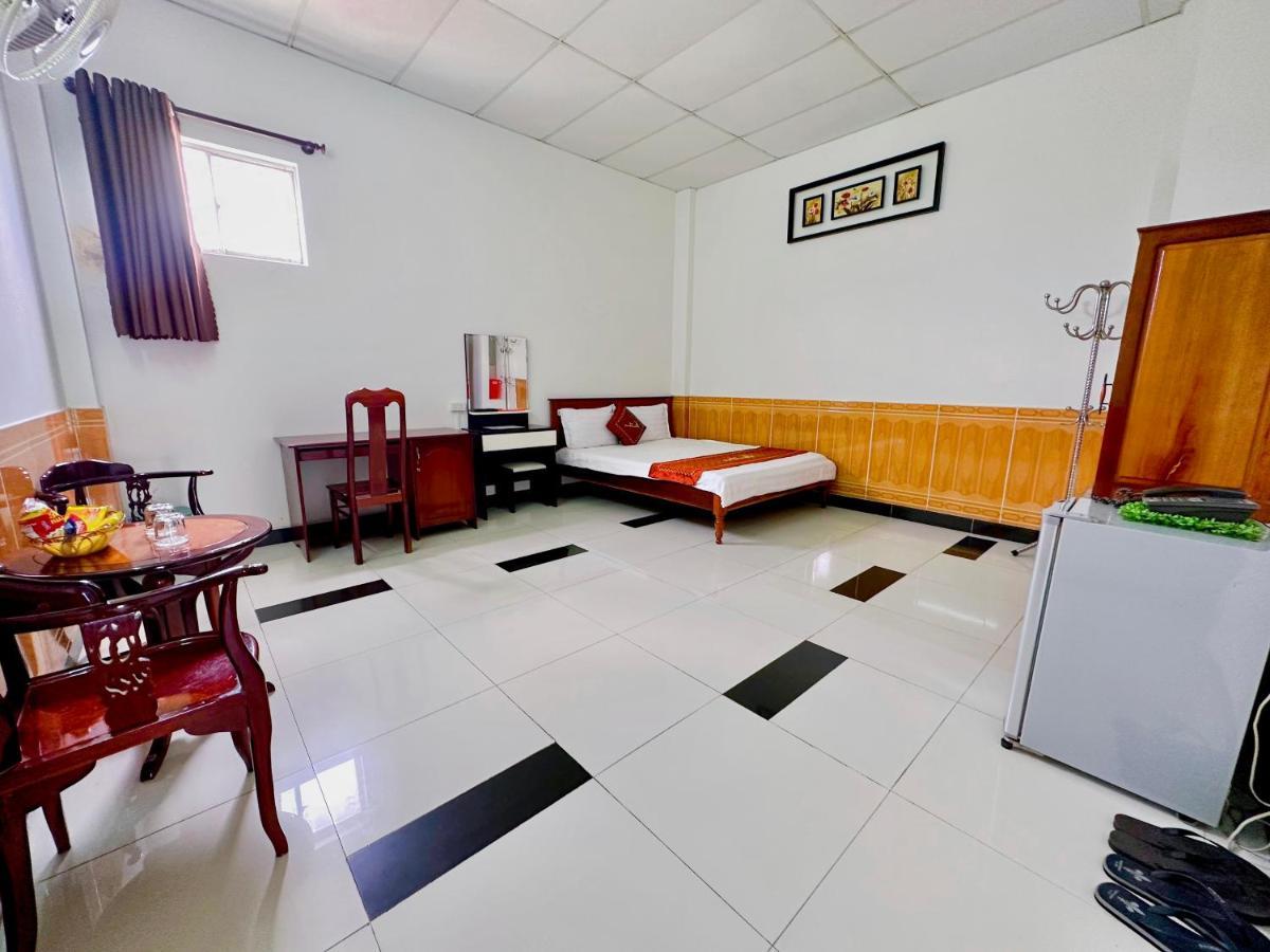 Truc Hoang Ha Hotel Kon Tum Buitenkant foto