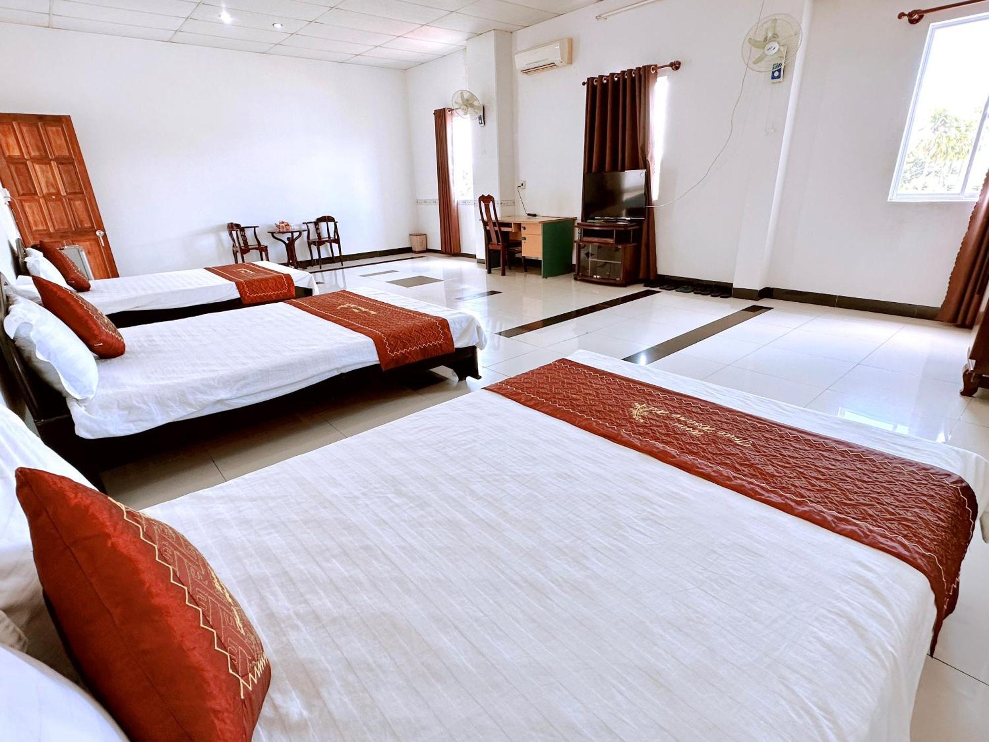 Truc Hoang Ha Hotel Kon Tum Buitenkant foto