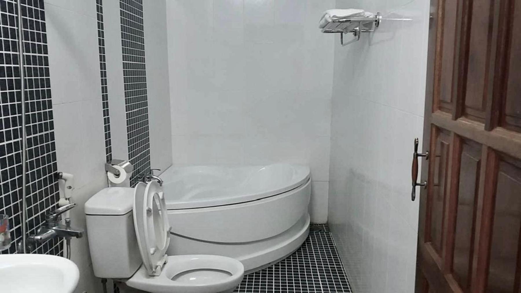 Truc Hoang Ha Hotel Kon Tum Buitenkant foto